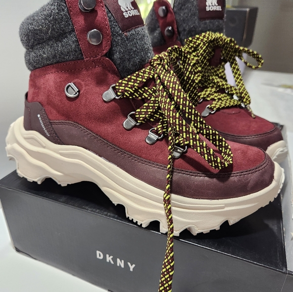 NEW Womens Sorel booties - Picture 3 of 7